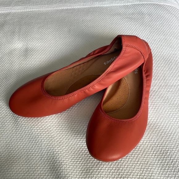 Hush Puppies Shoes - NWOT Hush Puppies Flats. Never worn. Women 8.5.
